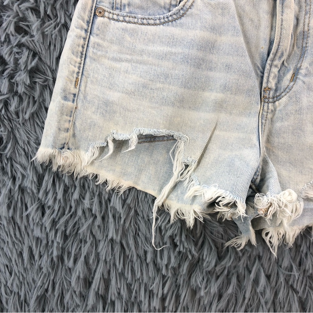 American Eagle Outfitters Shorts Size 4 Tom Girl Shortie Distressed Light Wash - Picture 6 of 12